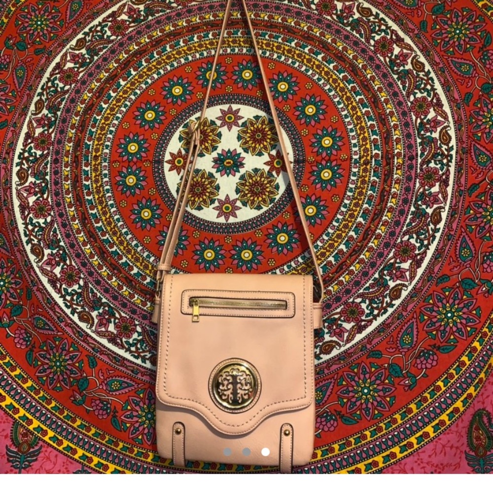 Pink cross bag with gold embellishment 💞💛